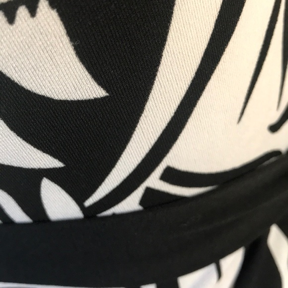 CITY TRIANGLES | Abstract Hawaiian Floral Dress - Picture 6 of 8